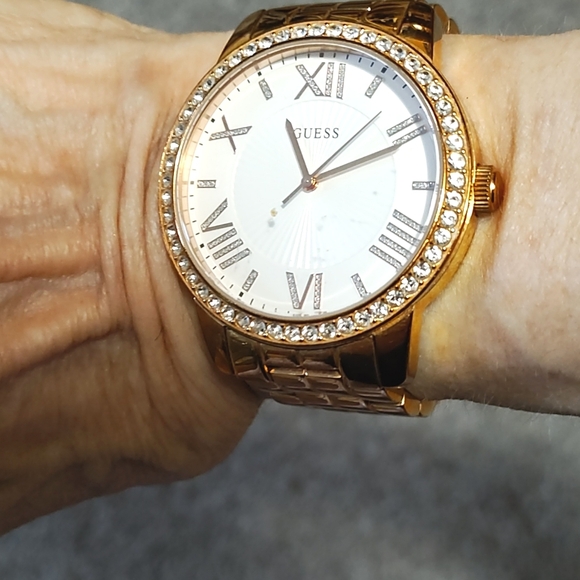 GUESS WOMEN'S GOLD-TONE GENUINE CRYSTAL QUARTZ SIZES 6 - 6.75" WRISTWATCH - Picture 2 of 10